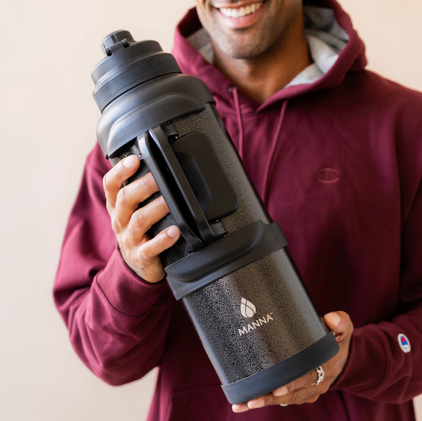 4l-titan-bottle-135-oz-l8 5Manna_Website_Lifestyles-29.jpg